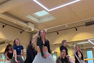 do viral tiktok dance video, group dance challenge, tik tok choreography dancer