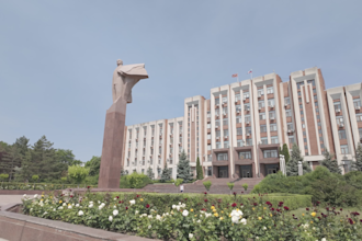 recording 4k video walking tour in moldova, transnistria