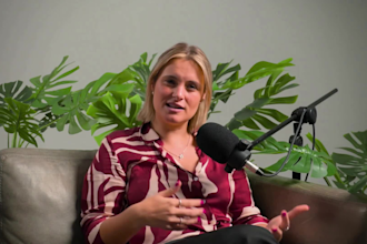 professional female presenter for spokesperson video female spokesperson explain