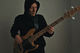 play and record a groovy hip hop bassline for your beat
