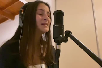 be your female singer in english or spanish
