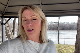record natural spontaneous testimony selfie video, saas ugc, spokeswoman video