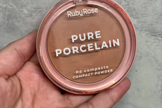 crear video ugc de belleza probando tu producto de pestañas