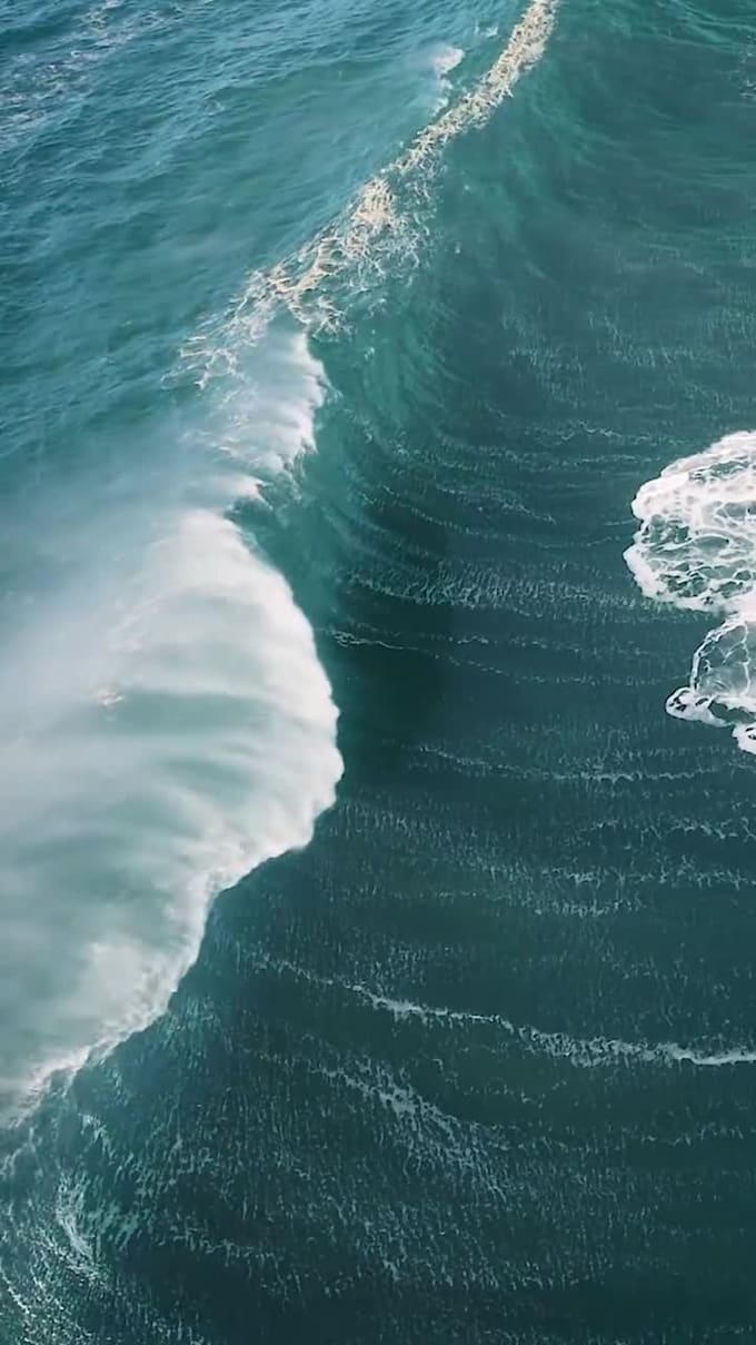 realistic 3d fluid, physics simulation, water simulation, houdini water behavior