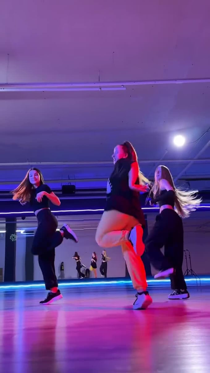 do tiktok dance, twerk dance, afro beat shuffle dance, group dance, choreography