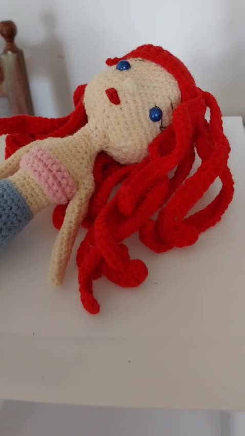 give written and visual instructions for crocheted items