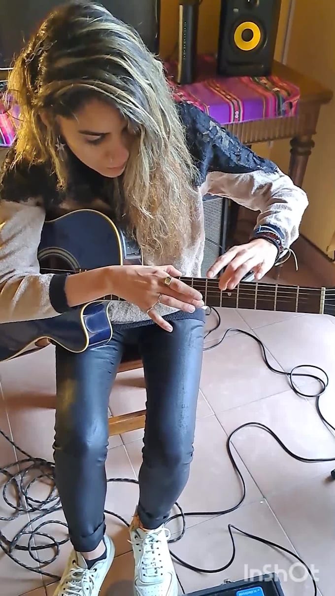 teach you to play the guitar in online lessons