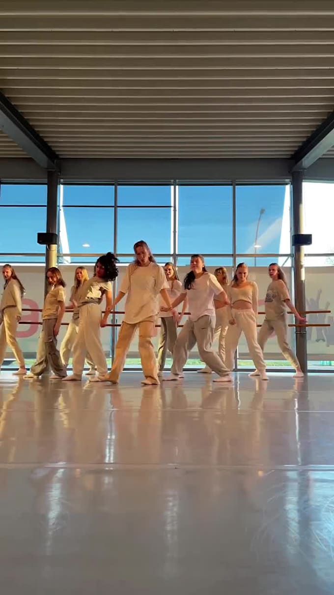 do tiktok dance, shuffle dance, group dance, choreography, ballet, twerk dance