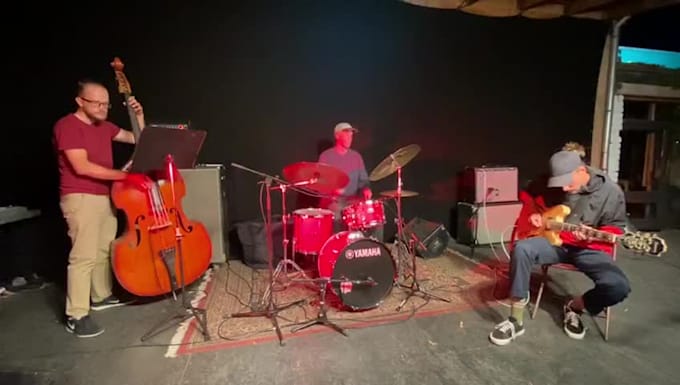 teach guitar for beginners and experienced players