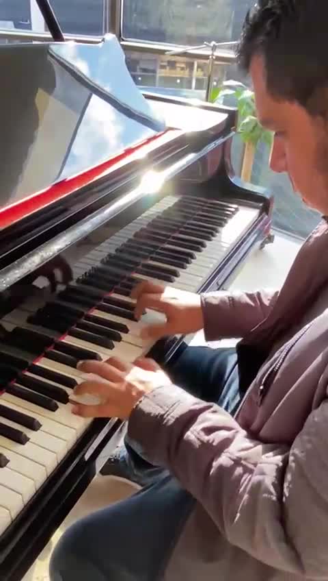 give online piano lessons