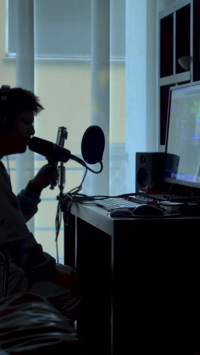 be your male singer songwriter in spanish and english