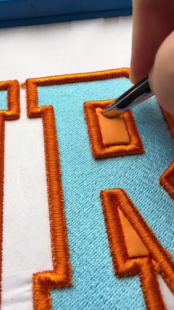 do embroidery digitizing into emb, dst, pes, jef in 1 hour