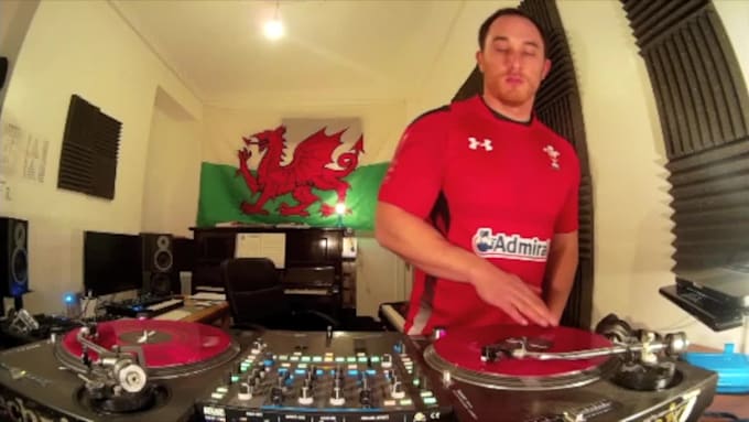 provide professional dj scratching and turntablism