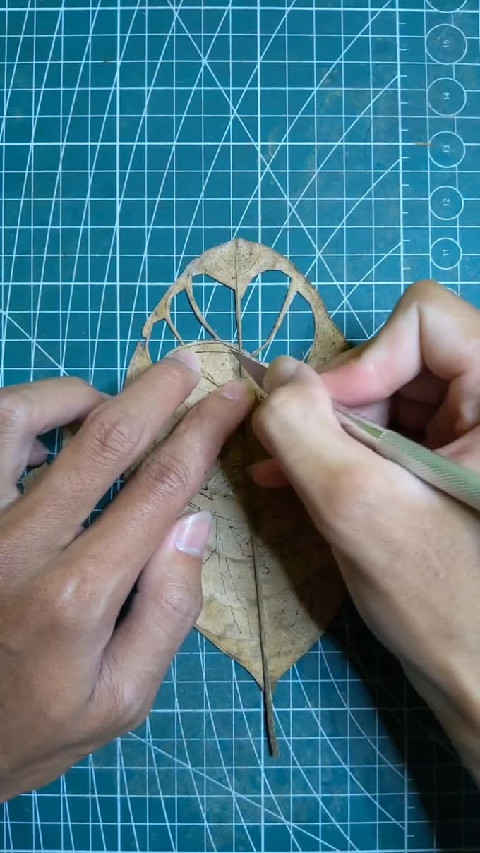 create art on leaves from photo