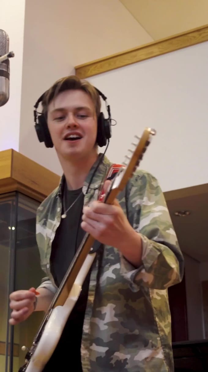 Record electric, acoustic, or bass guitar for your song by Wimtapley