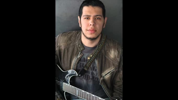 give online guitar lessons