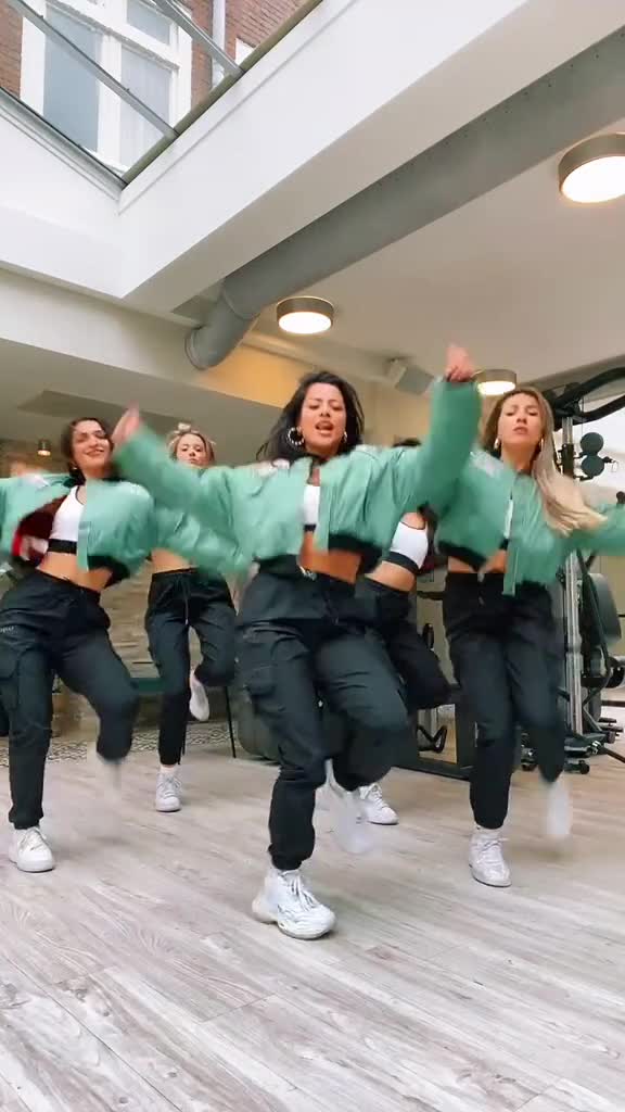 do tik tok , group dance, shuffle dance afro dance trending choreography