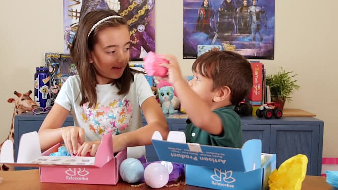 demonstrate or unbox your kid products