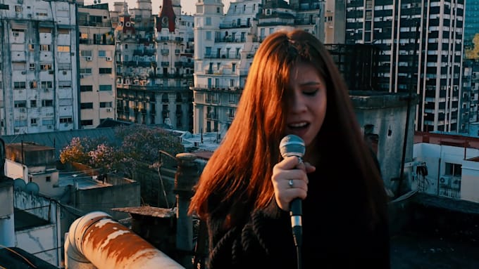 be you female pop singer in english or spanish