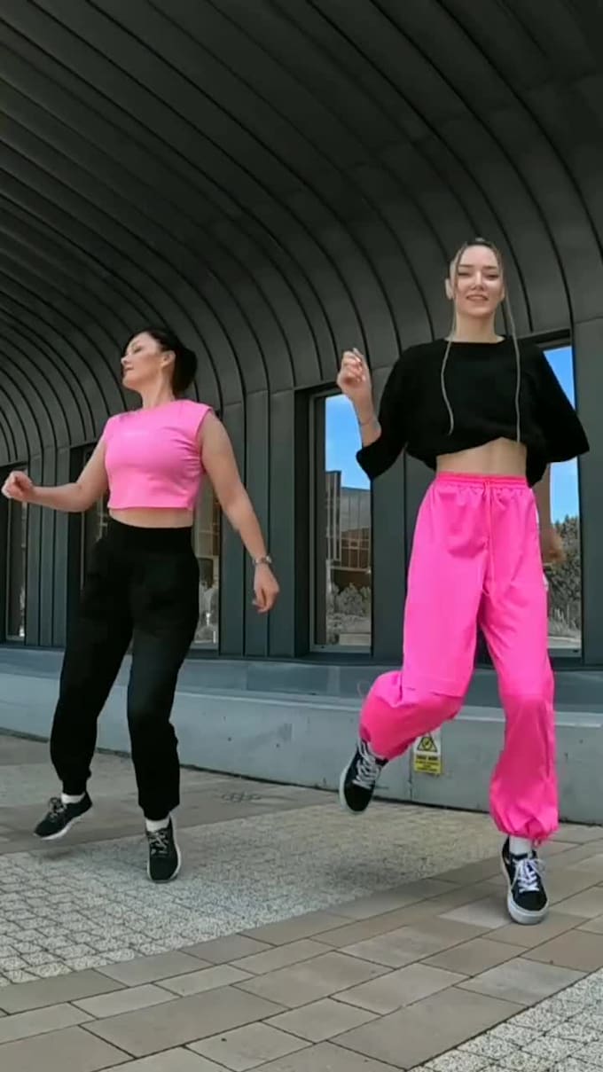 do tiktok dance, twerk dance, afrobeat , shuffle dance, hiphop dance to songs