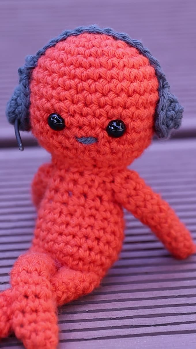 crochet a personalized doll with 2 custom accessories