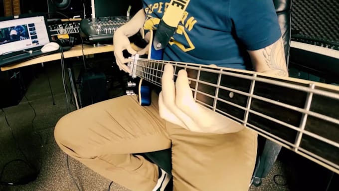 record bass guitar or bass synth in studio