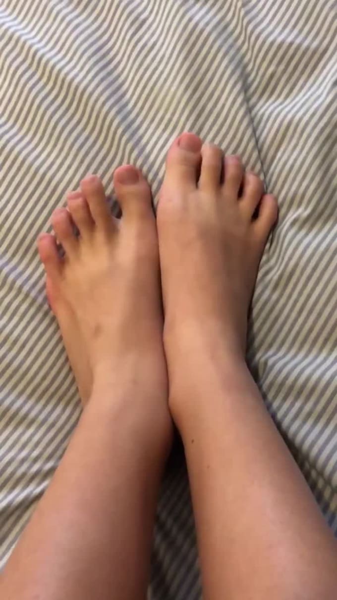 Sell you pictures and videos of my feeet by Elliel1020 | Fiverr