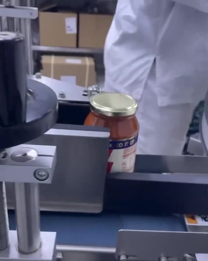 design a professional hot sauce label and packaging