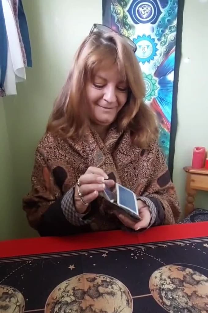 provide an intuitive psychic reading for clarity