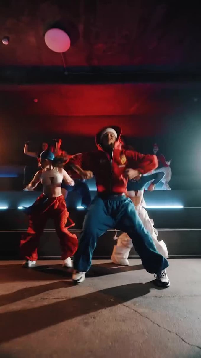 do tiktok dance, attractive shuffle dance group dynamic twerk dance
