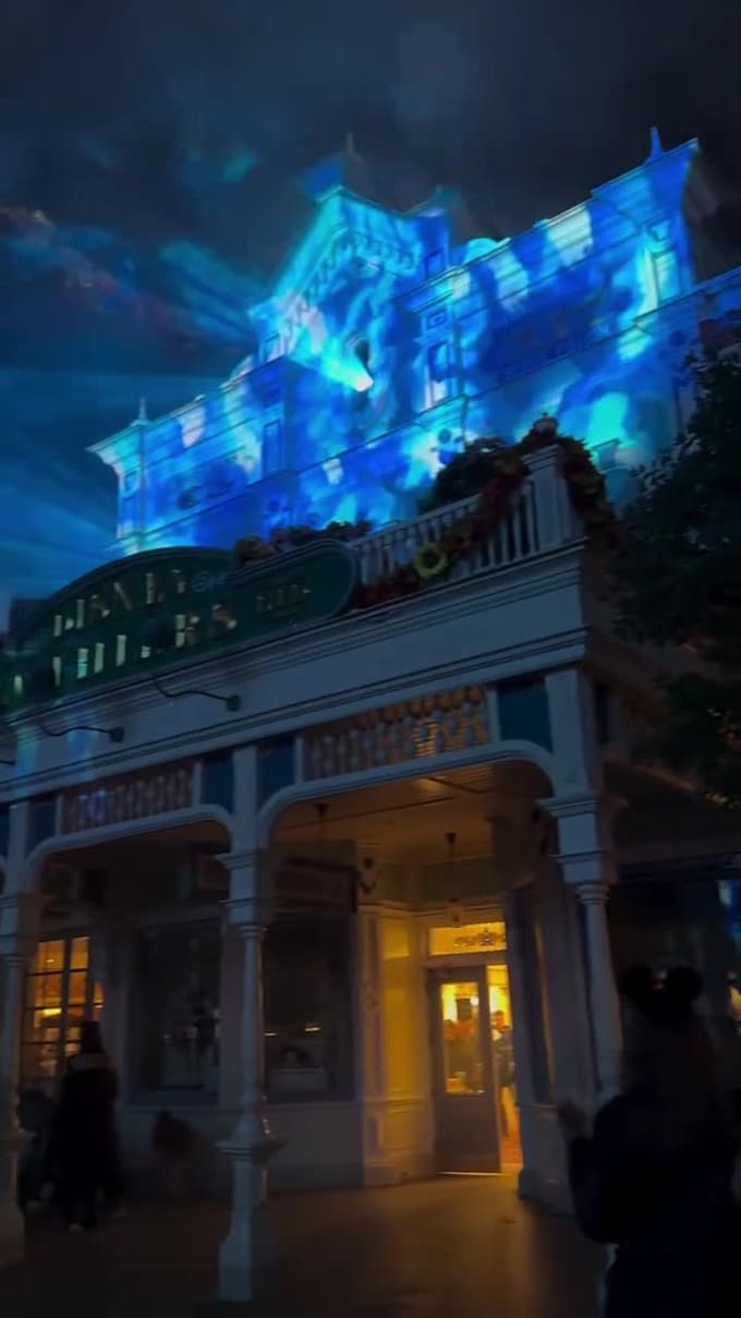 create 3d projection mapping, building facade mapping, horror halloween visuals