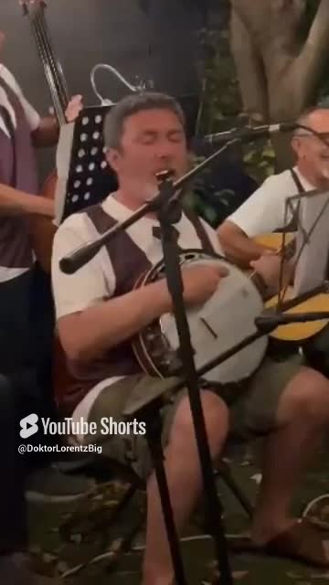 scat singing and play banjo