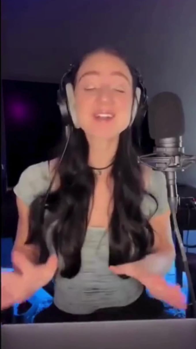 middle aged female ugc spokesperson content creator for ads