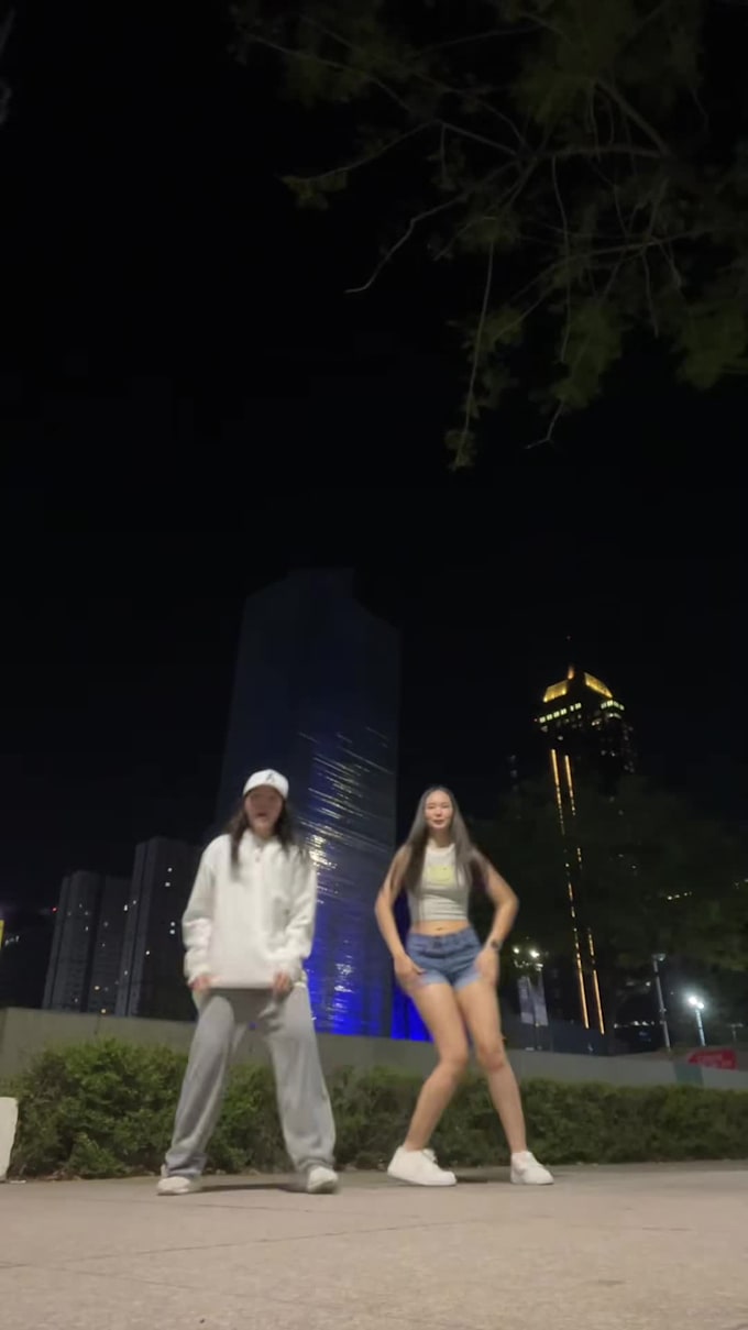 do viral tiktok dance, challenge dance, video dance, group video, twerk dancer