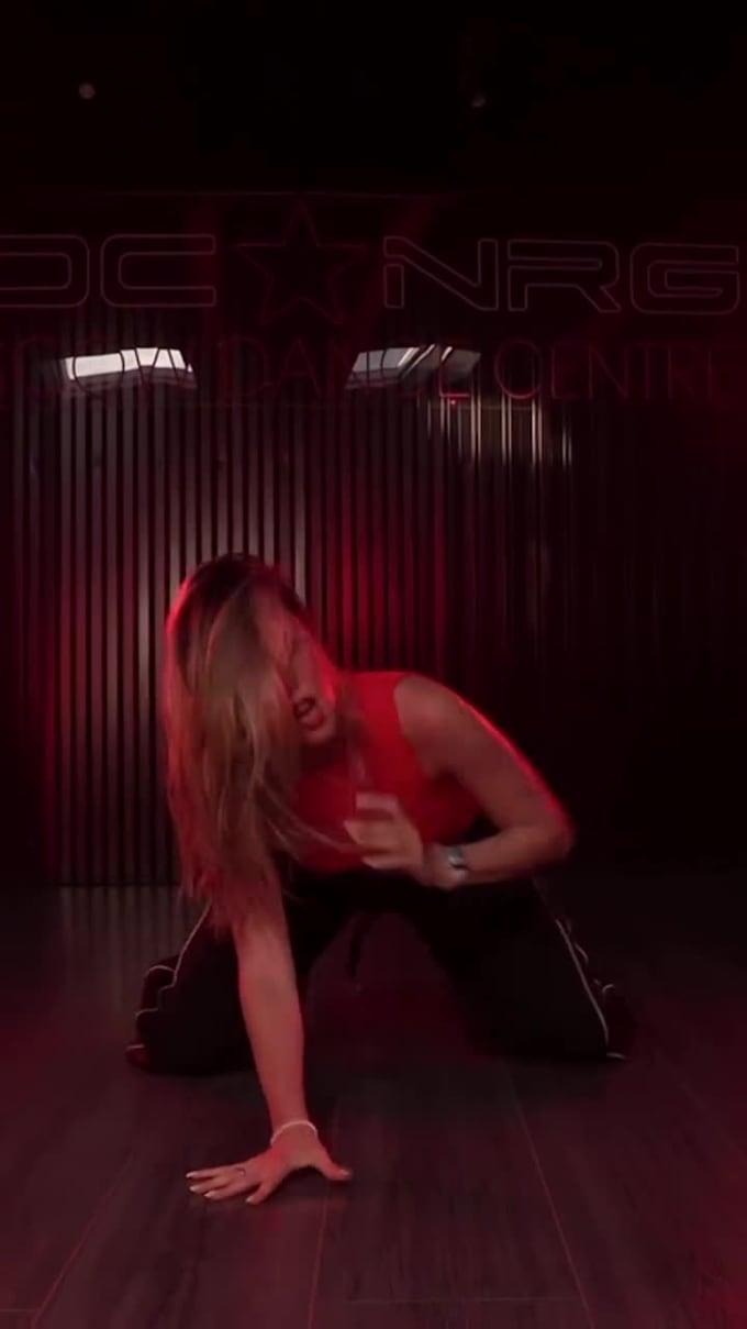 do viral tiktok dance challenge, group dance video