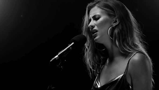 female singer, female country singer, rock vocals, pop song