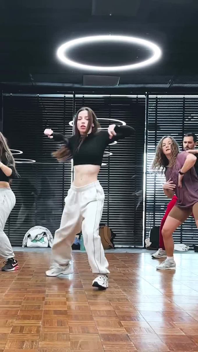 do dance video, twerk dance, group video, tiktok shuffle dance