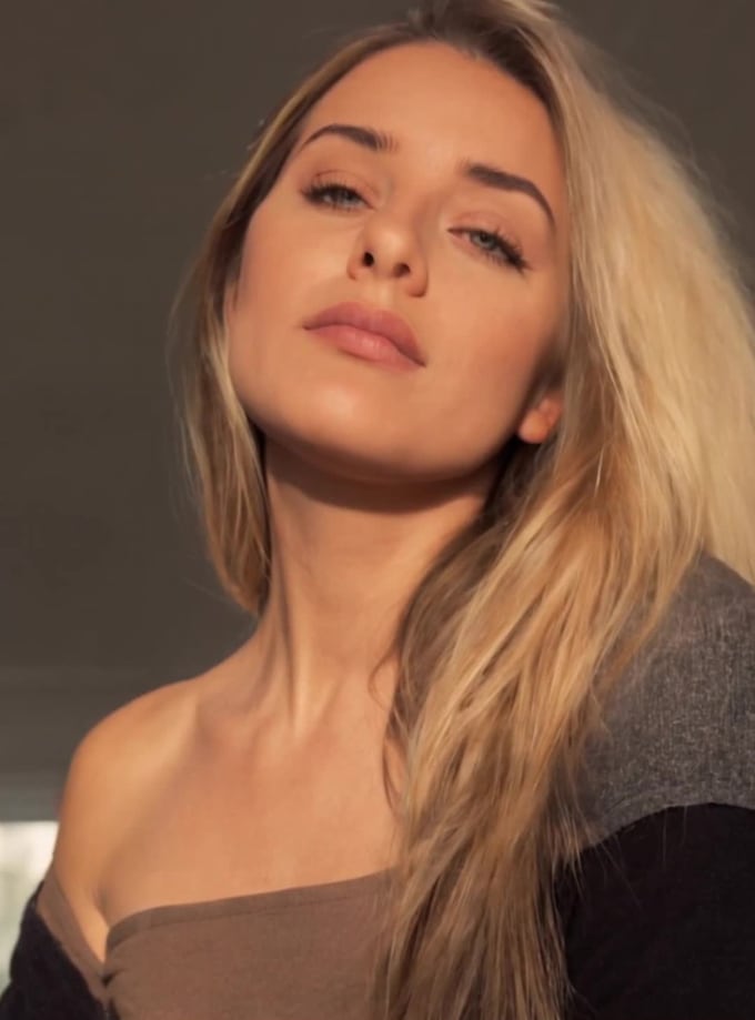 do a custom realistic ai influencer for instagram