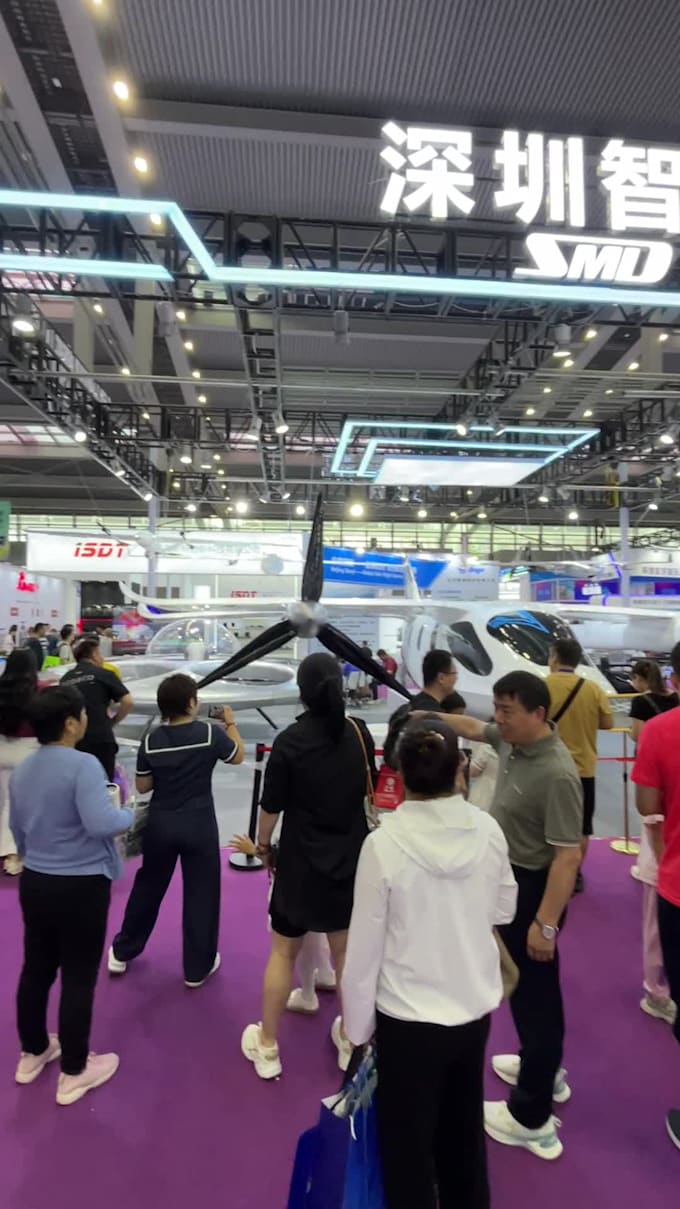 provide professional tour guide in shenzhen on food, scenic spots, business etc